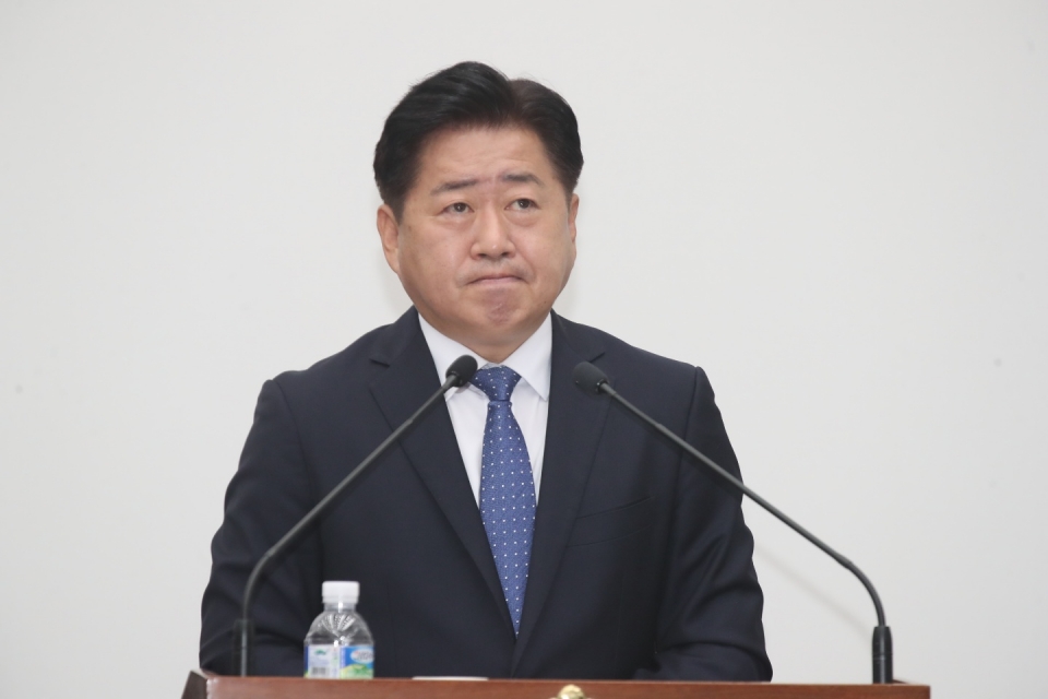 의원들 질의에 답변하는 오영훈 제주자치도지사