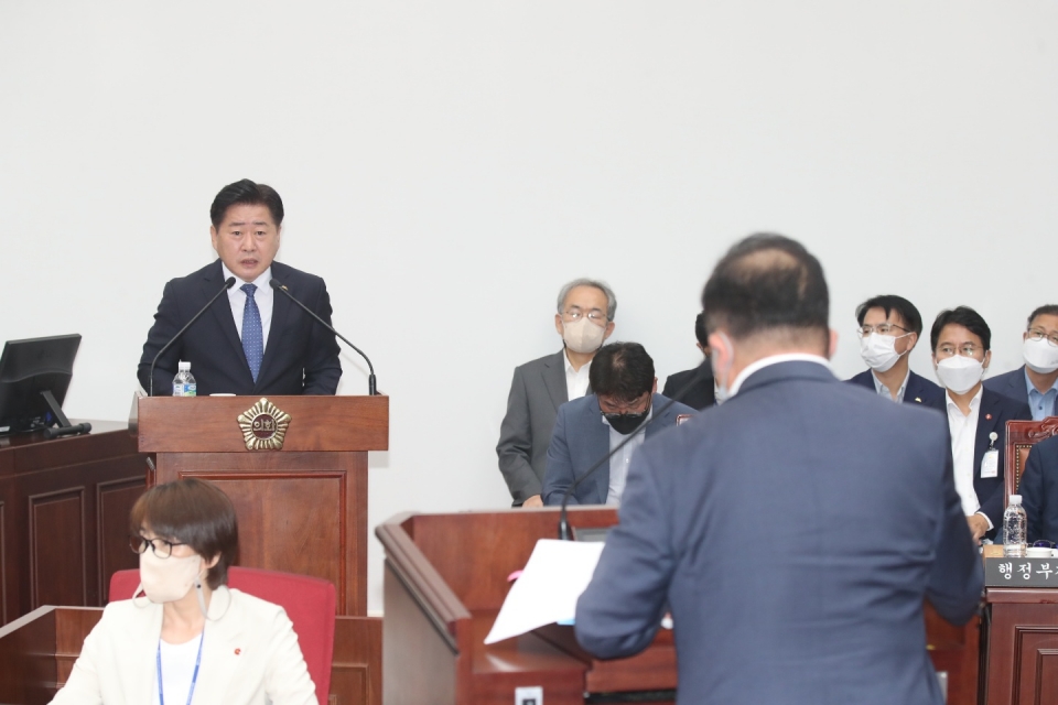 질의에 답변하는 오영훈 도지사