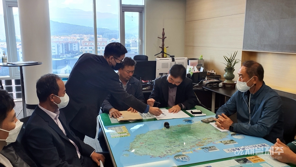제주도 7개 수산양식단체 대표들이 한전 제주본부 강명구 기획관리 실장에게 입장문을 전달하고 있다.