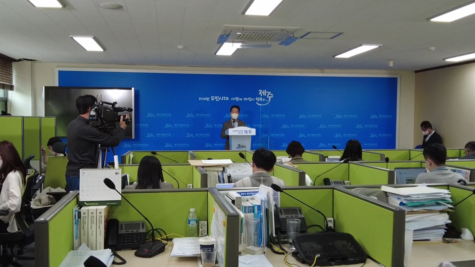 제주자치도 한인수 농축산식품국장이 브리핑을 하고있다.