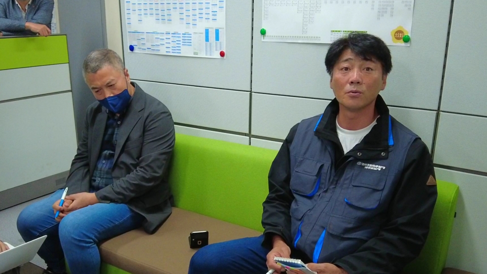 농민단체 회원들이 도청 기자실을 찾아 오영훈 지사와의 면담 내용에 대해 설명하고 있다.