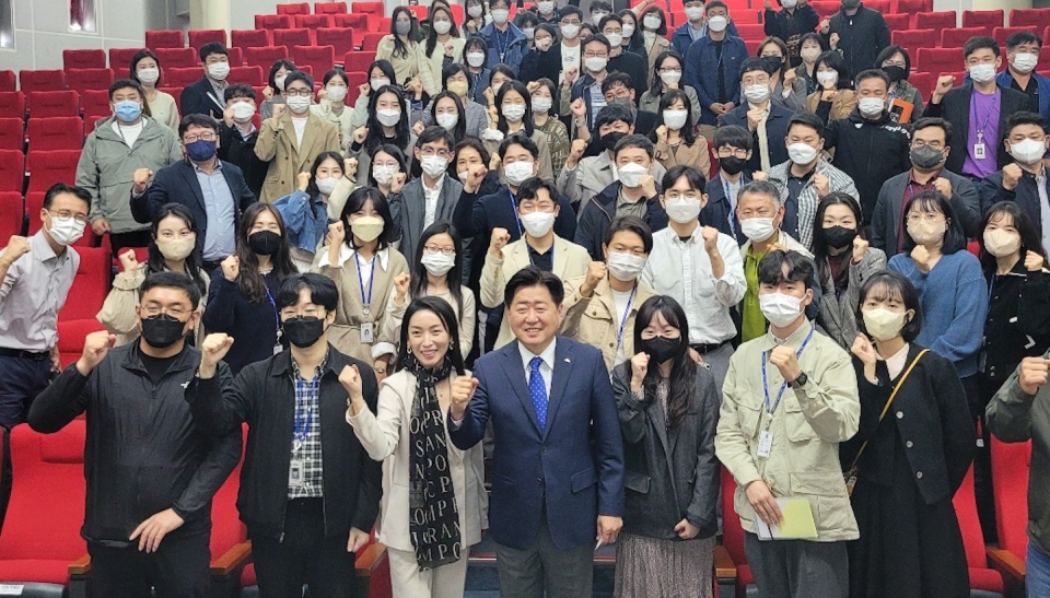 제주의 미래를 젊은 세대(이하 MZ세대) 공무원과 공유하고, 자유롭게 의견을 나누는 ‘소통UP 공감UP, 우리함께 톡톡톡’이 17일 오전 9시 30분 제주웰컴센터에서 열렸다. 이번 행사는 제주도 소속 7~8급 소속 공무원들이 오영훈 지사와 격의 없이 소통하면서 민선8기 제주도정의 철학과 운영방향, MZ세대 공무원의 고민과 궁금증, 제주도정에 바라는 다양한 의견을 공유하기 위해 기획됐다.