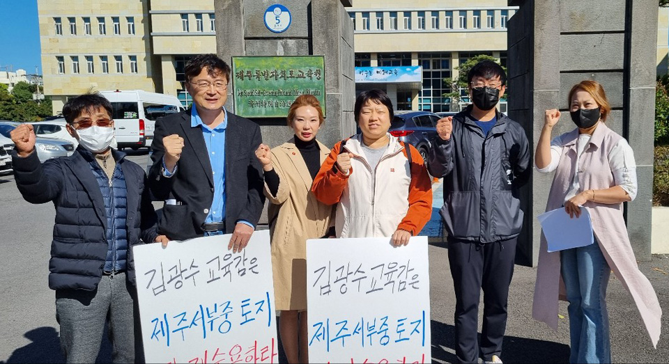 장성철 전 위원장은 “오영훈 지사는 제수서부중 신설은 교육감에게만 맡길 아니다. 토지주 설득에 교육감과 함께 나설 것을 요구한다”며 입장문을 마무리했다.