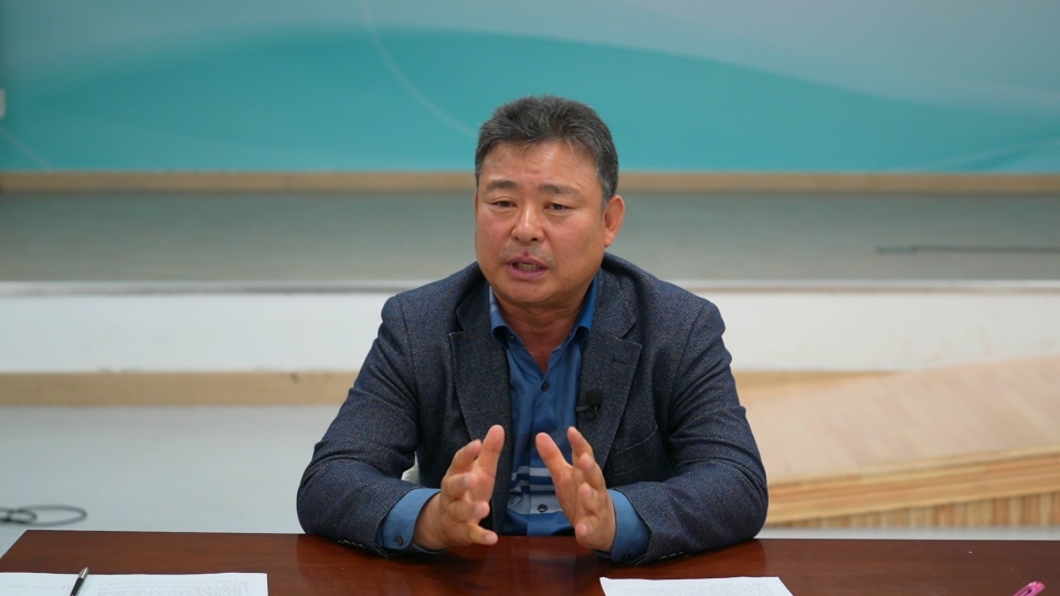 질문에 답변하는 이윤수 비대위원장