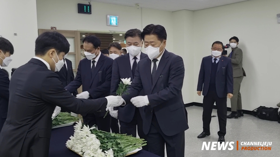 헌화 위해 국화를 받아드는 오영훈 도지사