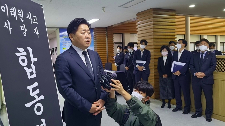 분향소 앞에서 기자회견 하는 오영훈 지사