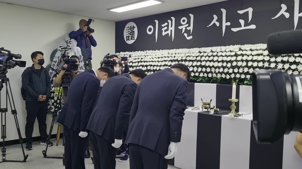 분향소에 헌화 후 목례하는 오영훈 지사