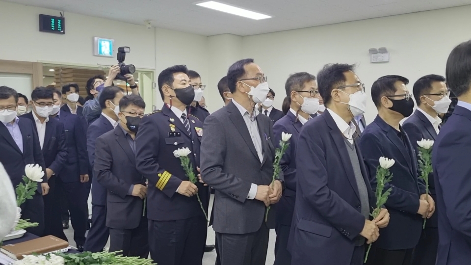 공직자들의 이태원 사고 사망자 헌화 행렬