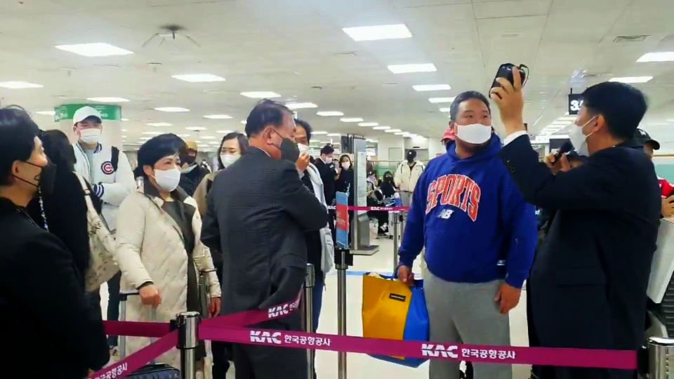 항공기 출발 지연에 항의하는 여행객들