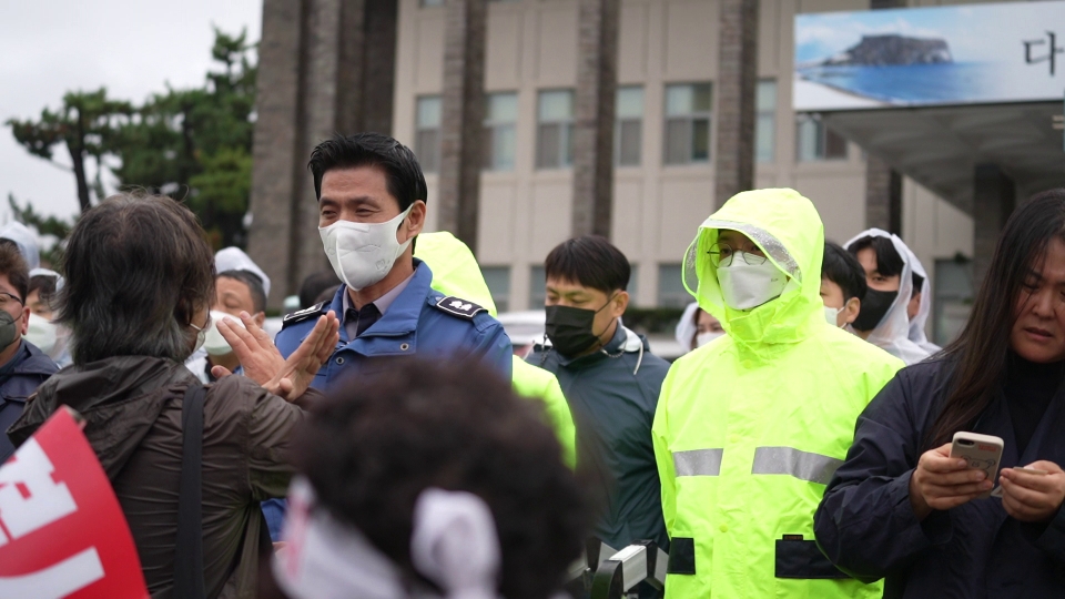 월정리 주민들과 환경단체 회원들이 도청 정문앞에서 청원경찰들과 대치하고 있다.