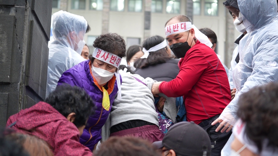 월정리 주민들의 도청 정문 옆 담을 넘어 도청내에 진입 하고있다.