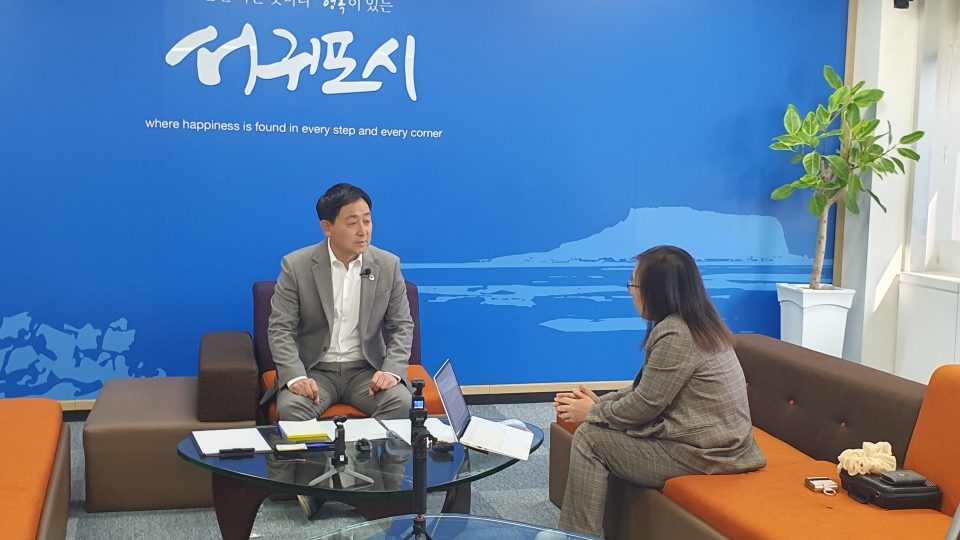 이종우 시장이 질문에 답변하고 있다.