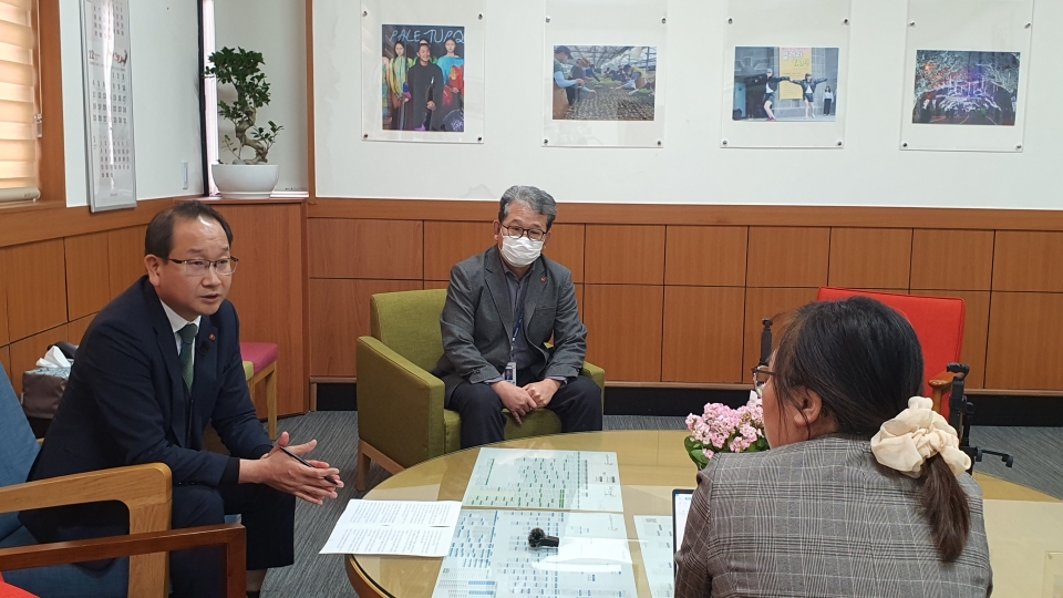 제주인터넷신문방송기자협회(회장 양대영)가 강병삼 제주시장과 취임 100일 기념 특별대담을 나눴다.