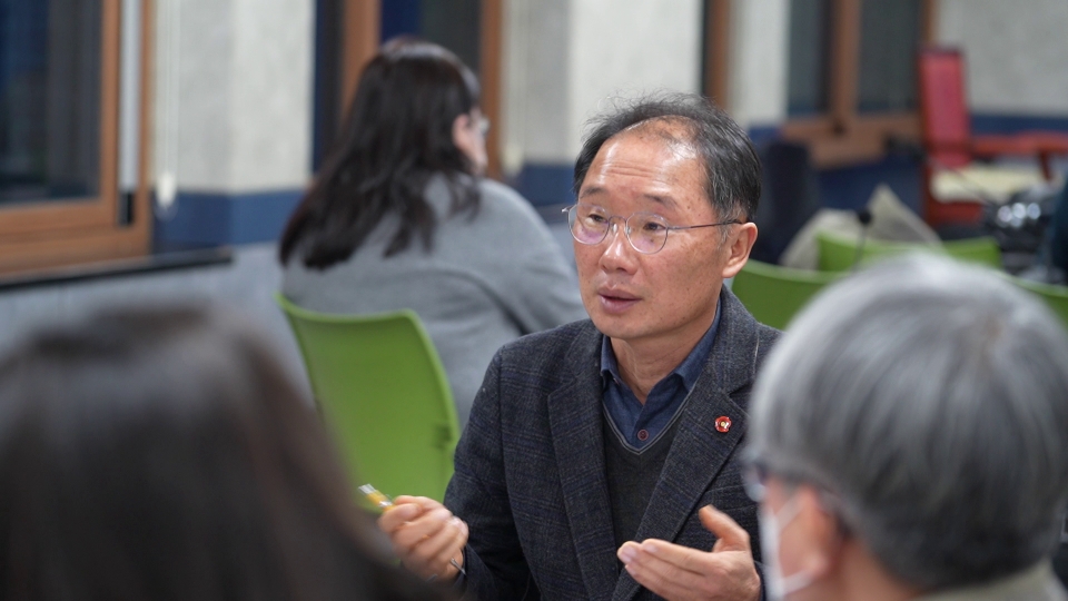첨단과학단지 통합학교 설립 계획을 설명하고 있는 제주도교육청 김명기 교육행정과장