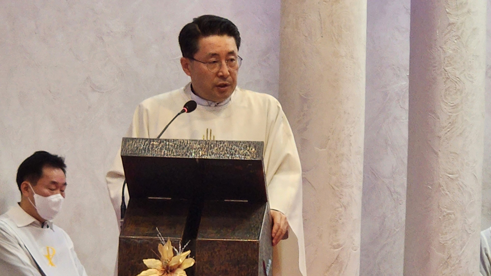 고병수(사도요한) 신제주본당 주임신부가 새해 첫날 ‘천주의 성모마리아 대축일’ 교중 미사에서 강론을 펼치고 있다.