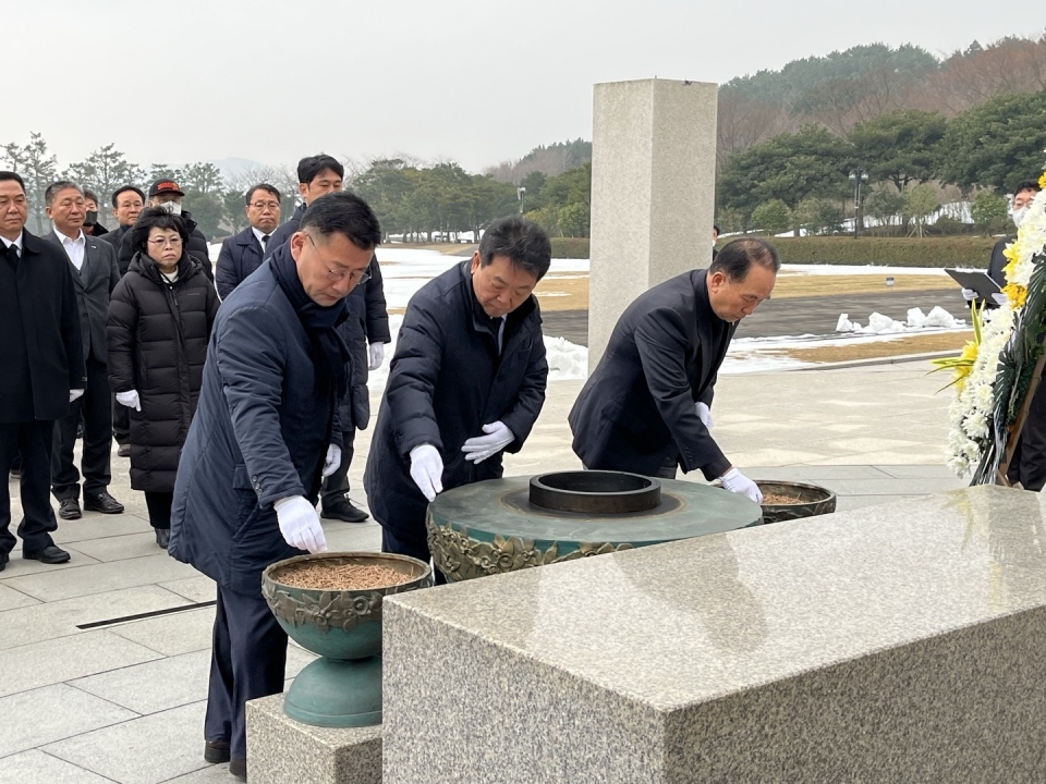 허용진 국민의힘 제주도당위원장, 새해 첫 날 제주 호국원, 제주 4.3평화공원 참배