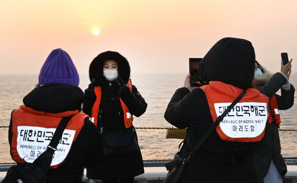 해군 제7기동전단, 새해 맞아 해군 장병들과 제주도민 함께 첫 일출을 맞이하는『함상 해맞이 행사』모습