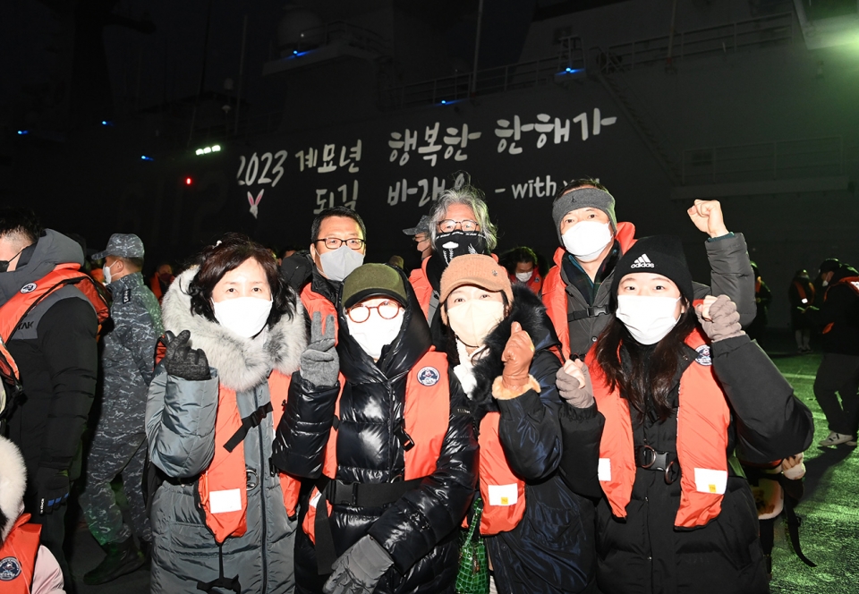 해군 제7기동전단, 새해 맞아 해군 장병들과 제주도민 함께 첫 일출을 맞이하는『함상 해맞이 행사』모습
