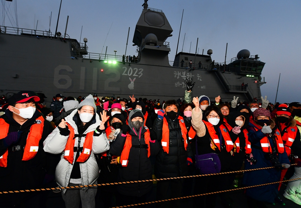 해군 제7기동전단, 새해 맞아 해군 장병들과 제주도민 함께 첫 일출을 맞이하는『함상 해맞이 행사』모습