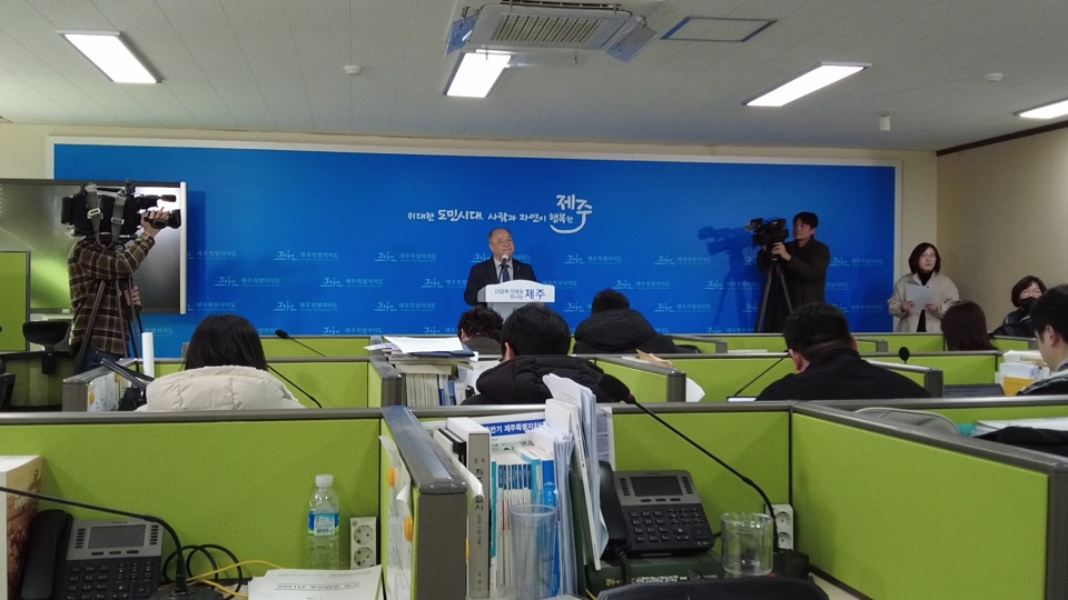 제주자치도 복지가족부 강인철 국장이 난방비 지원정책에 대해 설명하고 있다.