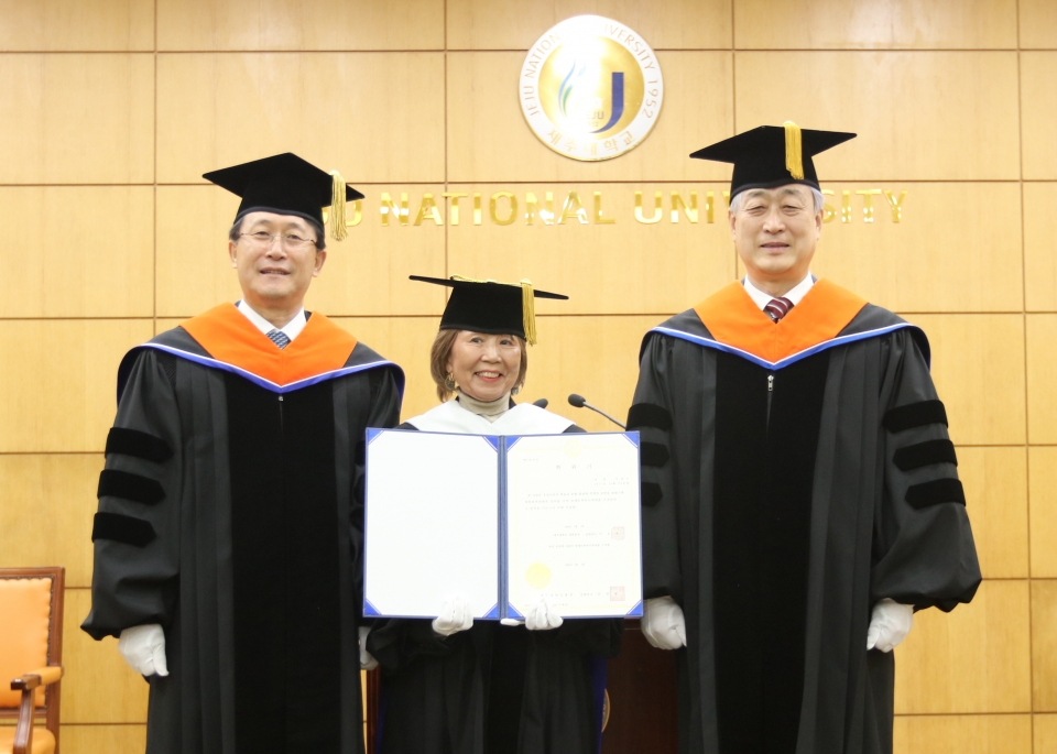 제주대학교는 서명숙 제주올레 이사장에 제주대 명예 문학박사학위를 수여했다.(왼쪽부터 김일환 총장, 서명숙 이사장, 이호원 연구부총장)