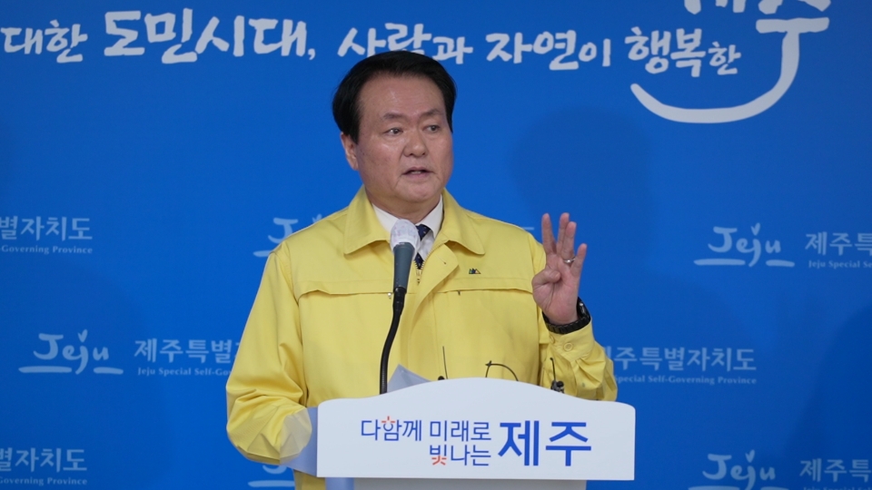 김희현 정무부지사가 월동무 언 피해 농가 보상 방향을 설명하고 있다.