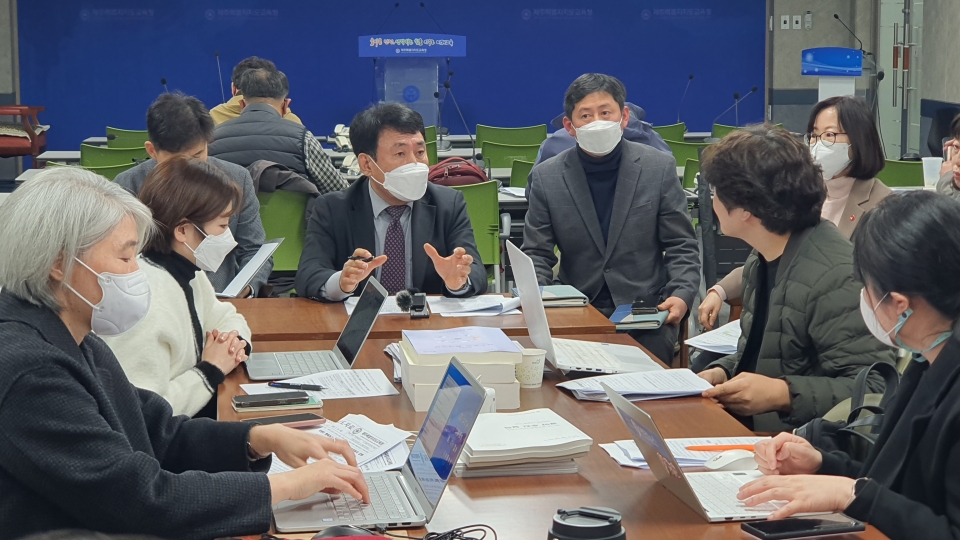 제주도교육청 강문식 안전복지과장이 브리핑을 하고있다.