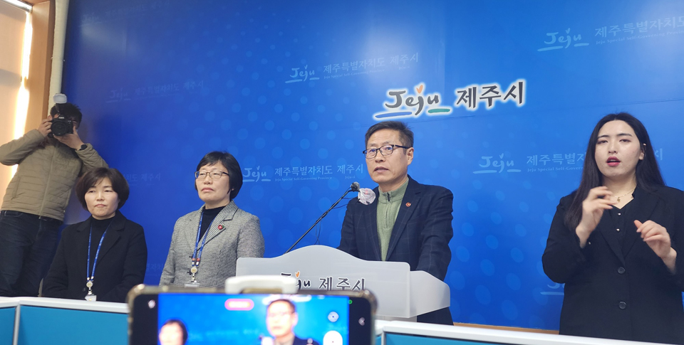 안우진 제주시 부시장은 20일 오전 제주시청 기자실에서 “제주의 봄은 새별오름을 활활 태우는 들불과 함께 시작된다고 해도 과언이 아니다. 제주들불축제의 완성도를 높여 세계인이 공감하는 글로벌 축제로의 도약 기반을 마련하겠다”는 각오를 밝혔다.