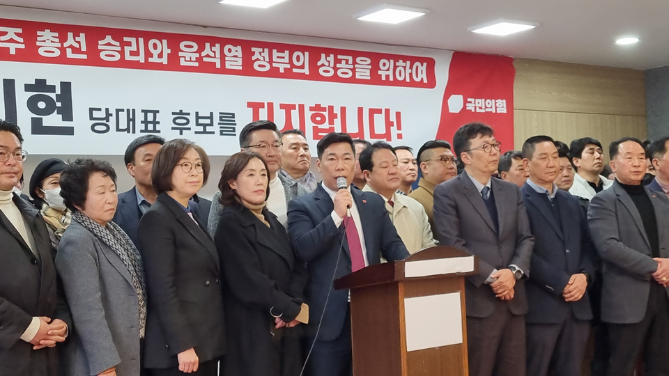 국민의힘 제주도 책임당원 및 도의원 일동은 2일 오전 11시 제주도의회 도민카페에서 기자회견을 가졌다. 이날 기자회견에는 현역 제주도의원인 이남근 의원(비례대표)을 비롯해 70여명이 참여했다.