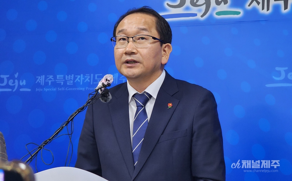 강병삼 제주시장은, 10일 오전 제주시청 기자실에서 브리핑을 갖고 "정부 담화문과 산불경보 '경계' 조치에 따라 부득이 축제 하이라이트인 오름불놓기, 불꽃쇼(불꽃놀이) 등 불과 관련된 프로그램을 취소하게 되어 아쉬움이 크다며 시민과 관광객 여러분께 송구하다는 말씀을 드린다”고 말했다.