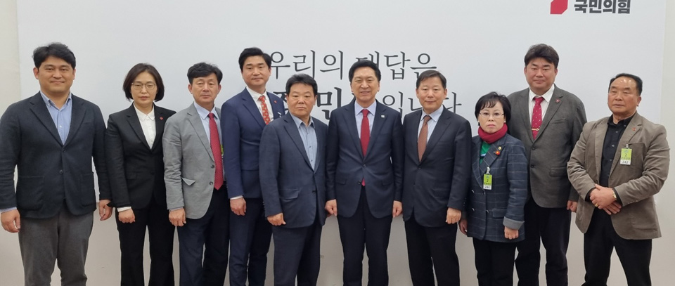 이 자리에서 도당은 4.3 관련해서 논란이 된 발언들에 대해서 지역 여론의 우려를 가감 없이 전달하고, 재발 방지를 강력히 요청했다.