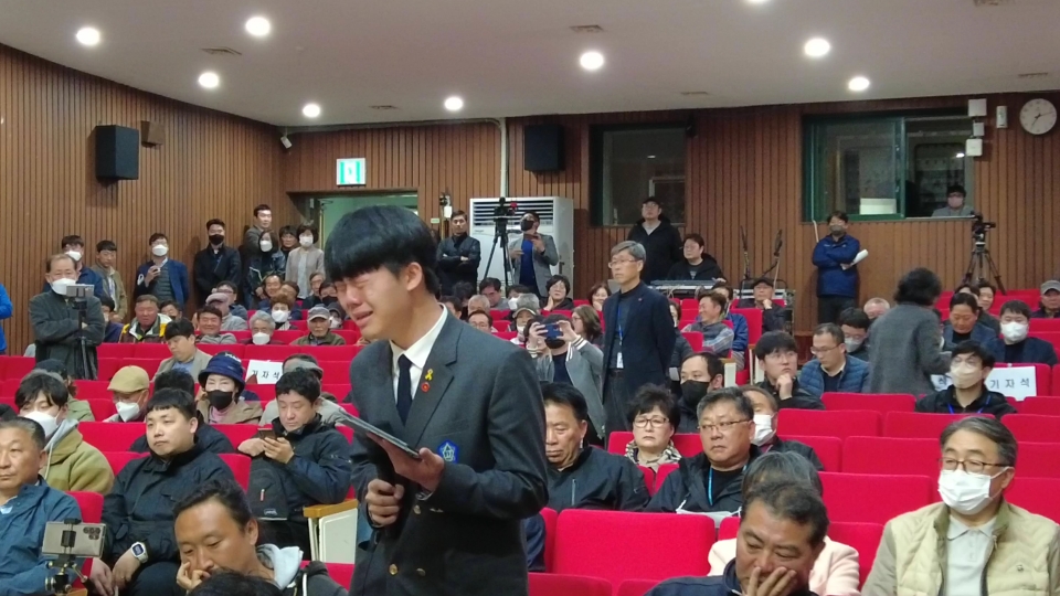 울먹이며, 제2공항 개발 반대 이유를 설명하는 서귀포 지역 고등학생