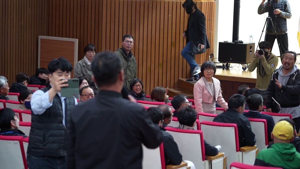 제2공항 반대 측이 어린 학생을 감성팔이에 동원했다라는 발언으로 공격 받는 찬성 측 발언자