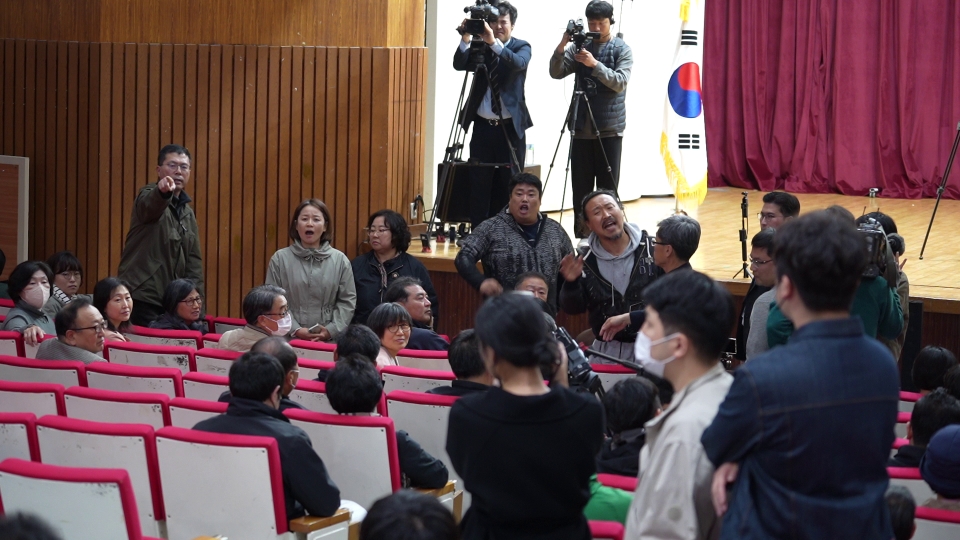 어린 학생 감성팔이 동원 발언에 사과를 요구하며, 비난하는 제2공항 반대측 참석자들