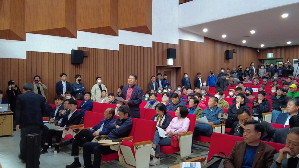 뜨거운 관심으로 회의장을 가득 메운 서귀포시민들