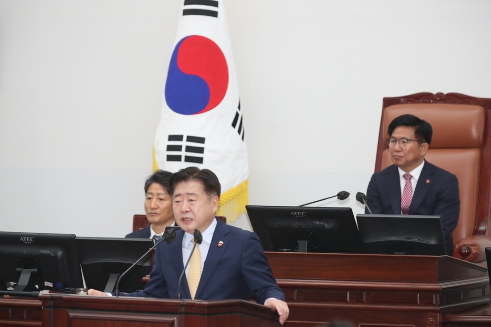 오영훈 제주도지사가 지난 11일 열린 제주도의회 임시회 제2차 본회의 도정질문에서 제2공항 건설과 관련 현 공항 확충은 어렵다는 입장을 거듭 밝혔다.(사진제공=제주도의회)