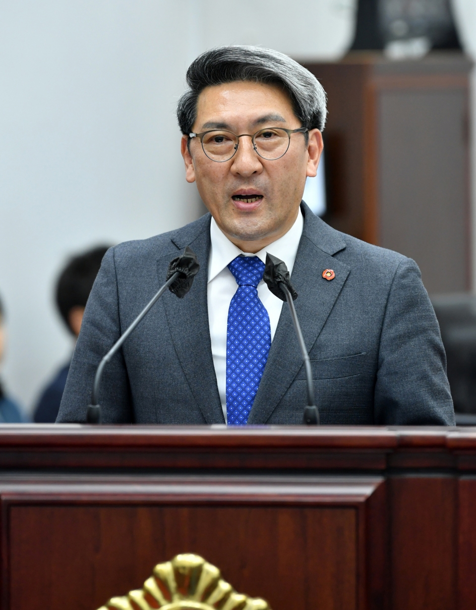 11일 열린 제415회 제주도의회 임시회 제2차 본회의 도정질문에서 김황국 의원(국민의힘·용담1,2동)은 제2공항 건설 필요성에 대한 명확한 입장을 물었다.(사진제공=제주도의회)