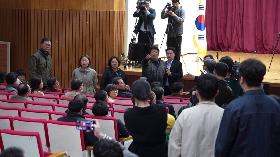 4월 5일 서귀포시 청소년수련관에서 열린 '제주 제2공항 2차 도민경청회에서 반대측 참석자가 찬성측 발언자를 향해 사과를 요구하며, 격하게 항의하고 있다.