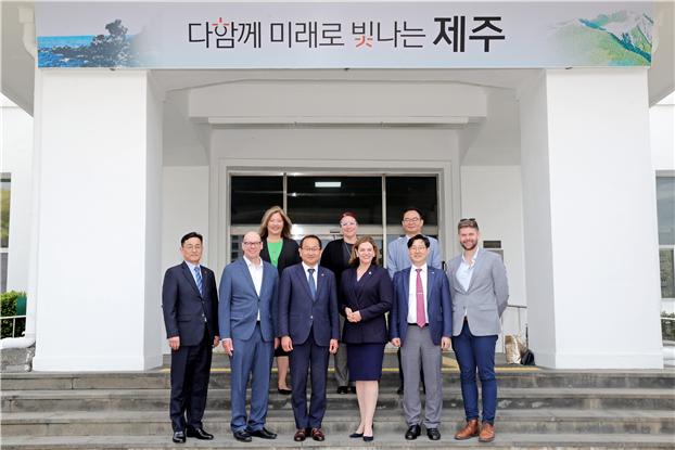 26일 제주시청에서 열린 간담회에서 강병삼 제주시장과 패트리시아 락 도순시장, 김호민 제주에너지공사사장 등이 기념사진을 촬영하고 있다.