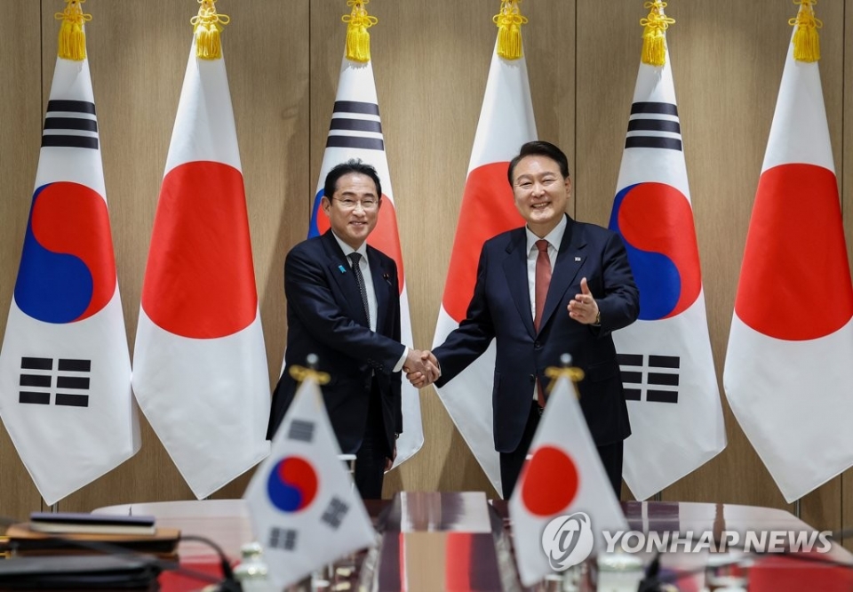 윤석열 대통령과 1박2일 일정으로 한국을 찾은 기시다 후미오 일본 총리가 7일 서울 용산 대통령실 청사에서 열린 한일 정상 확대 회담에서 악수하고 있다.