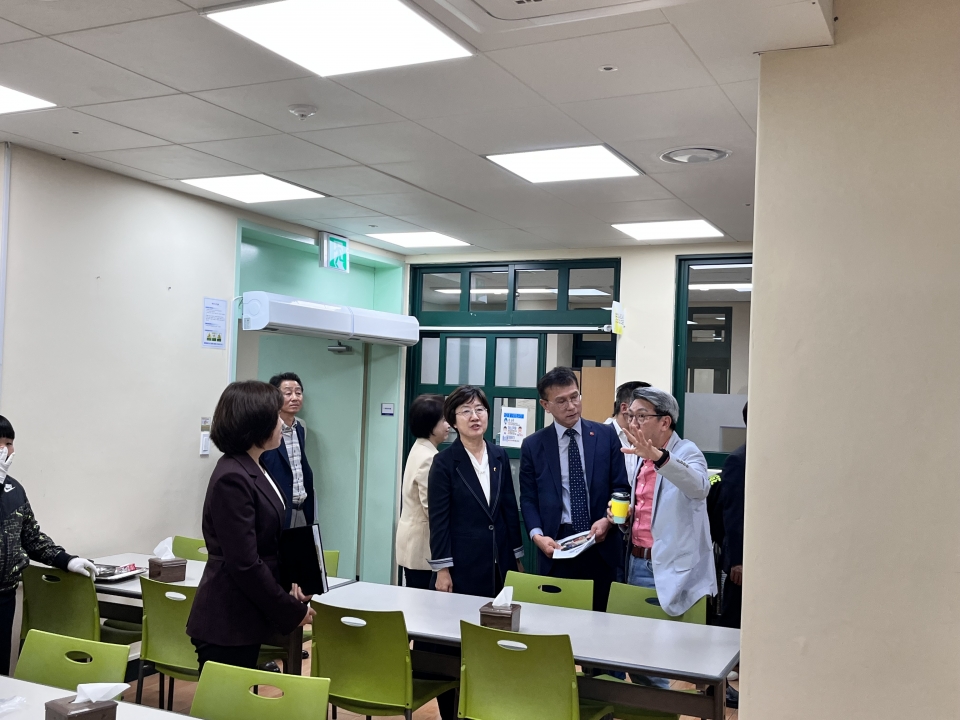 서귀포온성학교 교실 및 급식실 증축 현장 답사하는 제주도교육위원회(사진제공: 제주도의회)