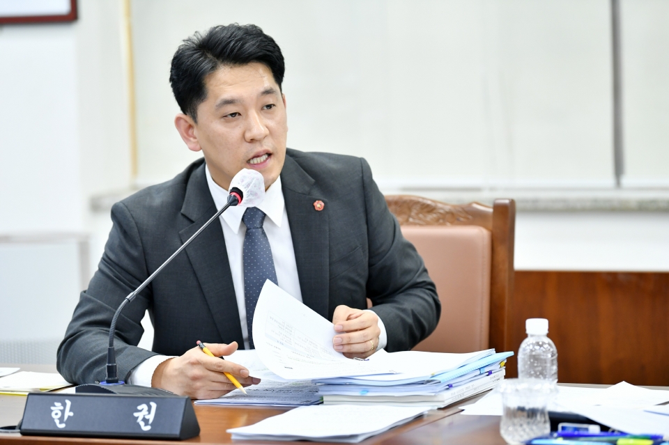 제주도의회 한권 의원(더불어민주당)이 도지사의 공약사업과 관련 도지사의 공약사업의 확정시기 및 실천계획 수립과 관리방안 등을 마련하는 제주특별자치도 공약실천 관리 조례안'이 지난 19일 제416회 임시회 제2차 본회의서 의결됐다.(사진=제주도의회)