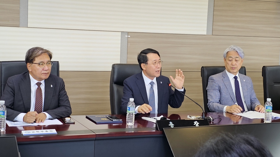 김일환 제주대학교 총장이 취임 1주년을 맞아 기자간담회를 열고 주요업무 추진계획 밝혔다.