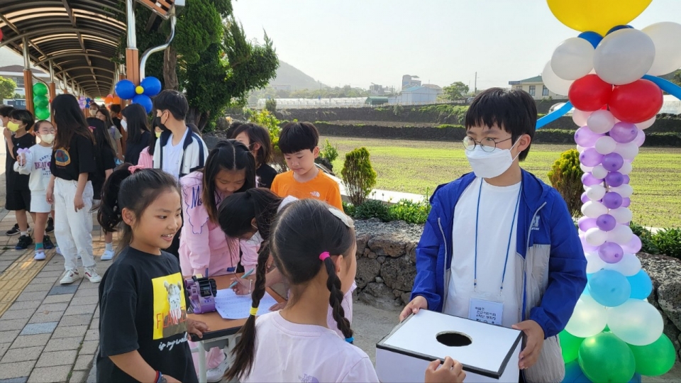 23일, 곽금초가 전교어린이회 주관으로 ‘행운이 인사하는 행복한 곽금초 등굣길’을 운영했다.