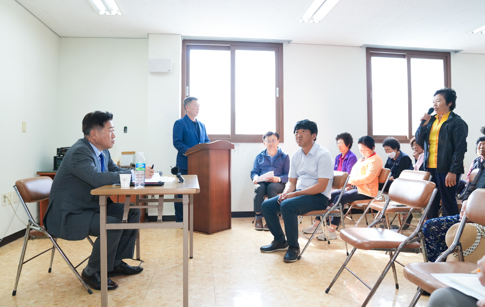 오영훈 제주특별자치도지사는 15일 월정리 해녀들을 만나 동부하수처리장 증설사업과 관련한 현장의 목소리에 귀 기울이며 상생방안을 함께 마련해나가겠다고 밝혔다.(사진제공=제주도)