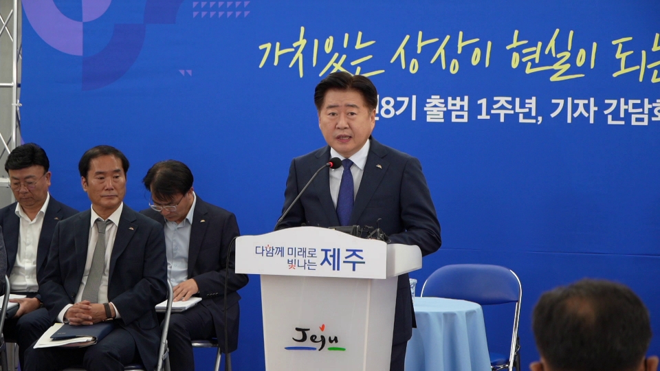 기자의 질문에 답변하는 오영훈 제주도지사