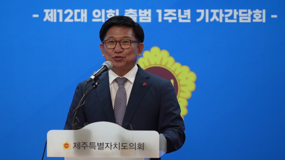김경학 제주자치도의회 의장의 기자의 질문에 답변하고 있다.