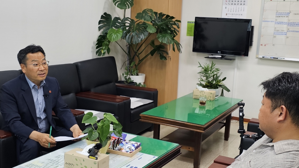 인터뷰하고 있는 제주도의회 환경도시위원회 송창권 위원장
