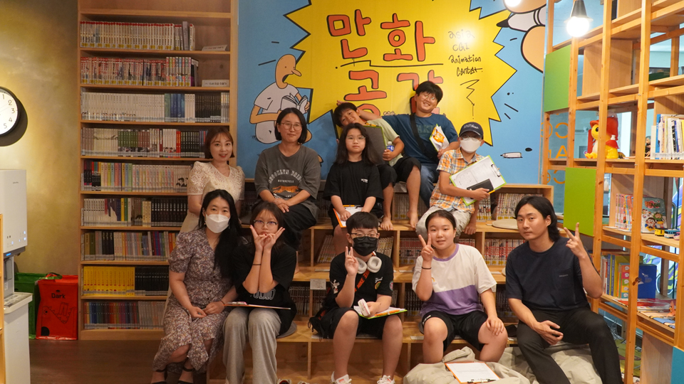 지난 26일에 진행한 진로 체험 활동 2회기는 제주영상문화산업진흥원의 협조 하에 제주웹툰캠퍼스를 탐방하고 웹툰 작가 2명(임소희, 나지혜)을 인터뷰하는 활동으로 진행하였다. 제주웹툰캠퍼스 ‘SENSE’는 전문작가지원, 인재발굴 및 양성과 상시 웹 교육 운영을 통해 지역 내 웹툰 문화 확산 및 산업발전에 기여하고 있다.