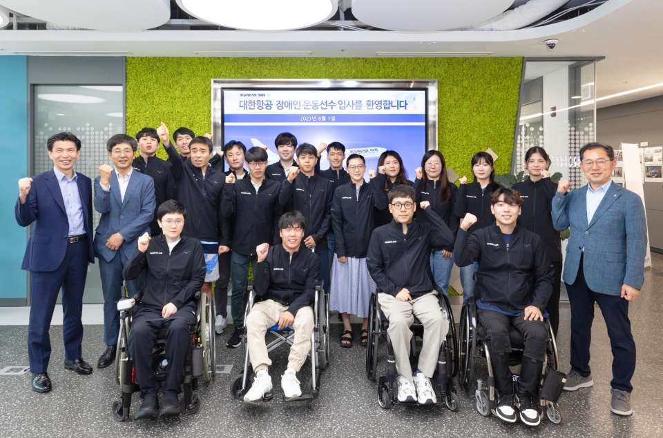 1일 서울 구로구 한국장애인고용공단 구로디지털훈련센터에서 올해 신규 채용한 장애인 운동선수 17명의 입사 환영식과 입사교육을 진행하고 기념촬영을 하는 모습